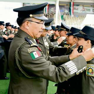 Ascienden y reclasifican a mil 760 militares
