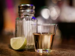 Desde clásicos refrescantes hasta cócteles innovadores, conocer las mejores bebidas con tequila te permitirá brindar con estilo y sabor durante las festividades. Unsplash