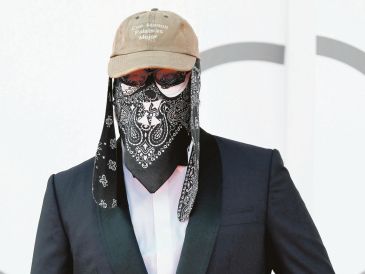 El director ofrece un retrato perturbador y fascinante de un barrio marcado por la violencia, en su cinta. EFE