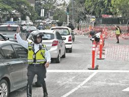 Oficiales de la Policía Vial regulan el tránsito en la Minerva para mitigar las afectaciones viales. ESPECIAL