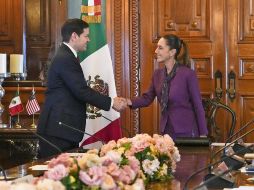 Durante la reunión se reafirmó la cooperación en materia de seguridad entre Estados Unidos y México, lo que comprende el desmantelamiento del crimen organizado trasnacional, atender el movimiento migratorio ilegal, y poner fin al tráfico de drogas y armas. EFE / Presidencia de México