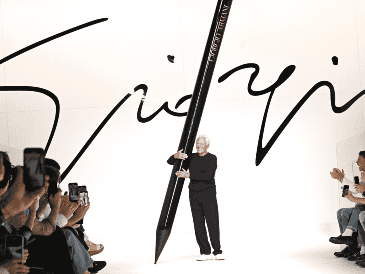 Tras la muerte de Galeotti, Armani quedó al frente de la firma, permaneciendo como diseñador principal y único propietario del holding hasta el final. EFE/EPA/D. Dal Zennaro