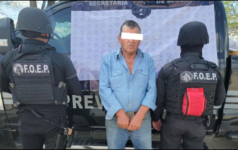 Javier 'N' estaba aparentemente escondido entre la maleza cuando los uniformados lo detectaron. ESPECIAL/Secretaría de Seguridad Jalisco