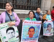 Familiares y amigos de los 43 de Ayotzinapa, a su salida del Palacio Nacional después de reunión con la presidenta. EFE/Mario Guzmán