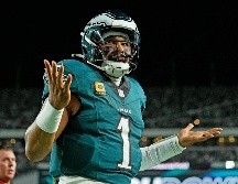 Jalen Hurts fue la bujía del ataque de los campeones, después de anotar en un par de ocasiones por la vía terrestre. AFP/M. Leff