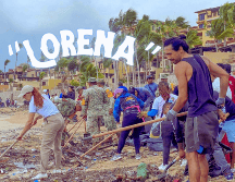 En Los Cabos, personas limpian la basura arrastrada por ríos y arroyos que crecieron debido a 