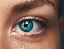 El temblor en el ojo puede presentarse por diferentes razones. UNSPLASH/ A. Dalbjorn