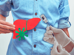 La vacuna contra la hepatitis A se aplica principalmente en los niños, en las guarderías del Seguro Social, así como a los trabajadores IMSS que manejan alimentos. ESPECIAL / CANVA