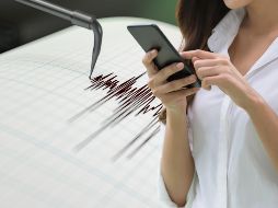 Tener una app en el celular puede ser de gran ayuda para estar preparados, ya que permite recibir alertas y actualizaciones en tiempo real sobre la actividad sísmica. ESPECIAL / CANVA