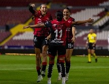 El Estadio Jalisco fue testigo de una goleada que dejó en evidencia a Querétaro Femenil, un equipo que apenas mostró resistencia y terminó humillado 6-2 por el Atlas en la Jornada 10 del Apertura 2025. IMAGO7