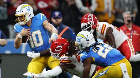 Justin Herbert (#10) comandó el triunfo de los Chargers al lanzar tres envíos de anotación y pasar para 350 yardas. EFE/I. Fontana