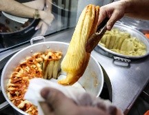 Los tamales, cocidos al vapor en hojas de maíz o plátano, son infaltables en las Fiestas Patrias. EL INFORMADOR / ARCHIVO