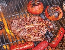 La carne asada se puede preparar en cortes variados y acompañarse de guarniciones tradicionales como tortillas, guacamole, frijoles, nopales o ensaladas frescas. SUN / ARCHIVO