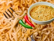 Las sopas instantáneas, de aroma inconfundible, suelen ser una alternativa económica y práctica para quienes tienen prisa y poco tiempo para cocinar algo más elaborado. ESPECIAL / CANVA