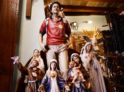 Jóvenes católicos se han identificado con la vida de Carlo Acutis, al ser un amante de la tecnología, de Internet, del deporte y los animales y ya acuden desde hace años en peregrinación a Asís, donde se exhibe su cuerpo vestido con una sudadera, jeans y tenis. AFP / ARCHIVO