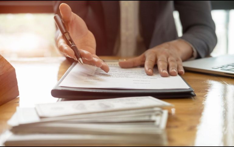 Hacer un testamento protege tu patrimonio, asegurando que tus bienes se hereden a personas de confianza y evitando problemas legales y familiares futuros. Canva