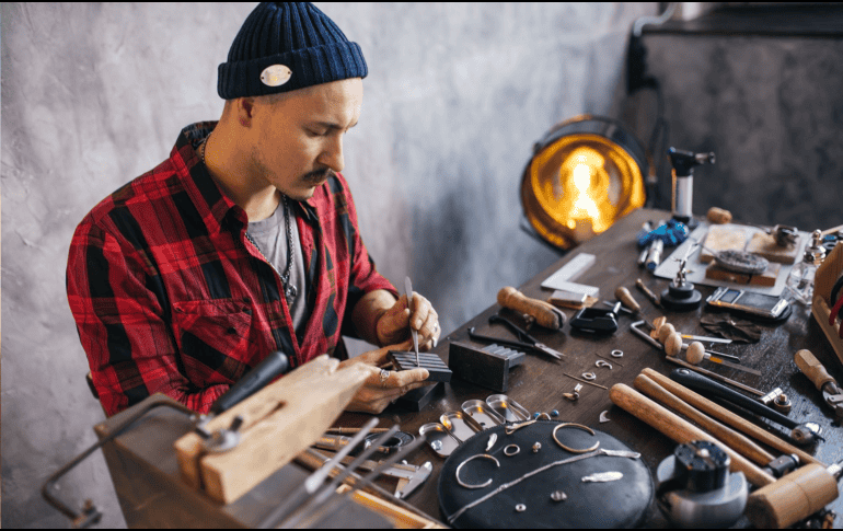 Mantener tus joyas de plata brillantes no requiere grandes inversiones, solo constancia y cuidado.  CANVA