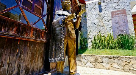 Con lecturas frente a la escultura de Arreola, cierra el ciclo 2025 de Rutas Literarias. CORTESÍA