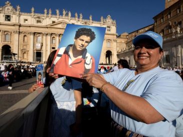 Peregrinos se reúnen en la Plaza de San Pedro para la canonización de Carlo Acutis y Piergiorgio Frassati. EFE/M. Percossi