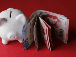 Guardar dinero no es negativo, pero hacerlo sin una estrategia puede volverse contraproducente. CANVA