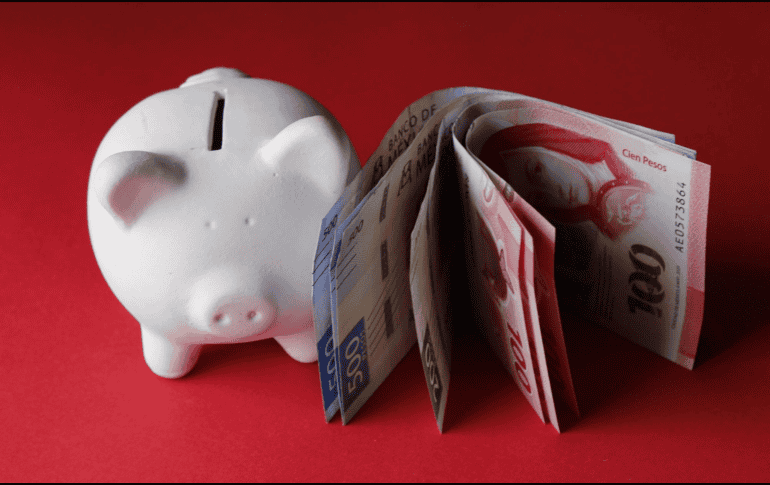 Guardar dinero no es negativo, pero hacerlo sin una estrategia puede volverse contraproducente. CANVA