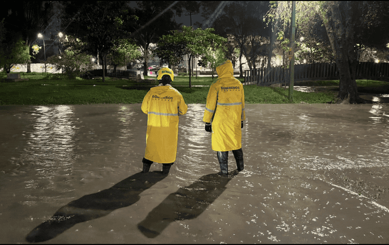Las Águilas, Villa de los Belenes, Plaza del Sol, Arcos de Guadalupe, Altamira y Vallarta son algunas de las colonias afectadas por las precipitaciones. ESPECIAL/Unidad de Protección Civil y Bomberos de Zapopan