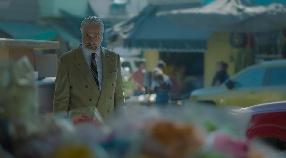 Por medio de la comedia y el drama, 