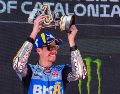 Un decidido Álex Márquez tomó la iniciativa y superó a su hermano en el cuarto giro. EFE/ E. FONTCUBERTA