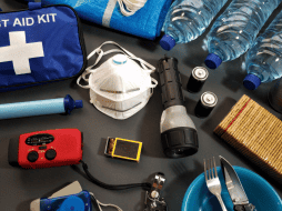 Luego de armar y preparar tu kit de emergencias, verifica con frecuencia la fecha de caducidad de los alimentos y medicamentos y revisa su estado. CANVA