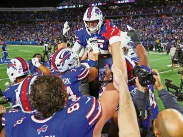 Matt Prater, firmado hace unos días, conectó el gol del campo del triunfo para los Bills. AFP