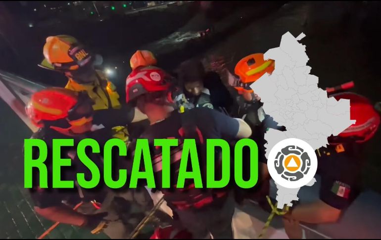 El sujeto fue puesto a salvo y evaluado por personal de Cruz Roja. ESPECIAL / FACEBOOK Protección Civil Nuevo León