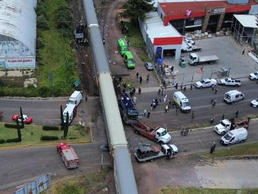 En redes sociales, circuló un video en el que se puede ver a varias personas que intentan ayudar a salir por el techo del autobús a los pasajeros atrapados. EFE/F. Gutiérrez