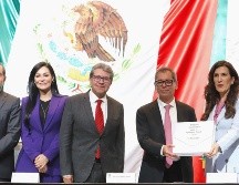Édgar Amador entrega el Paquete Económico 2026 a la presidenta de la Cámara de Diputados, Kenia López Rabadán. El secretario de Hacienda precisó que el 3% del PIB será para programas sociales. X/Hacienda_Mexico