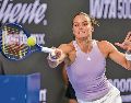 La griega Maria Sakkari, campeona en Guadalajara en 2023, se encontraba abajo 4-1 en el primer set de su duelo ante Elsa Jacquemot cuando la lluvia suspendió el juego. Hoy se reanudará el encuentro. ESPECIAL
