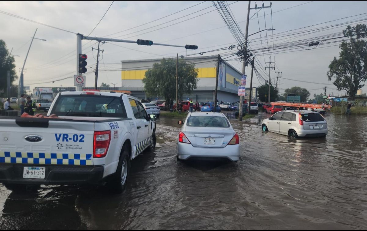 Con el aumento del nivel del agua, resultó imposible que los vehículos atravesaran la vialidad. ESPECIAL/Policía Vial Jalisco