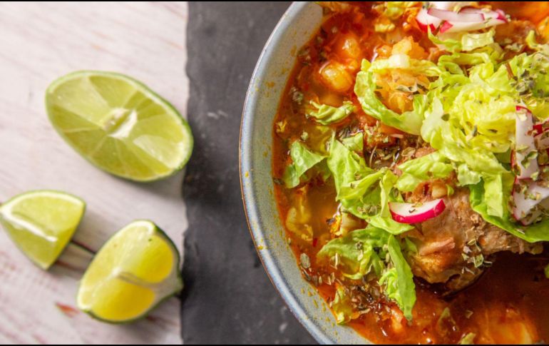 El pozole es un platillo tradicional mexicano a base de maíz cacahuazintle, carne y condimentos, típico en celebraciones como las fiestas patrias. Canva