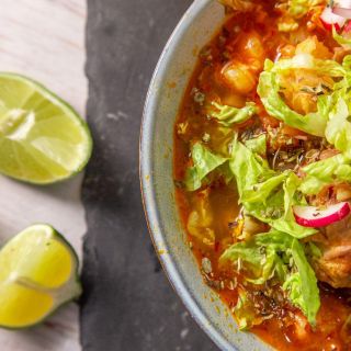 Cinco tips para comer pozole sin sufrir dolores de estómago