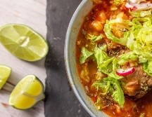 El pozole es un platillo tradicional mexicano a base de maíz cacahuazintle, carne y condimentos, típico en celebraciones como las fiestas patrias. Canva