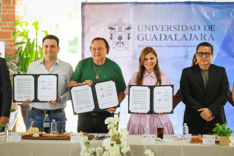Este convenio busca tender un puente entre una empresa con más de tres generaciones de historia y la fuerza innovadora de la Universidad de Guadalajara. EL INFORMADOR / J. Acosta