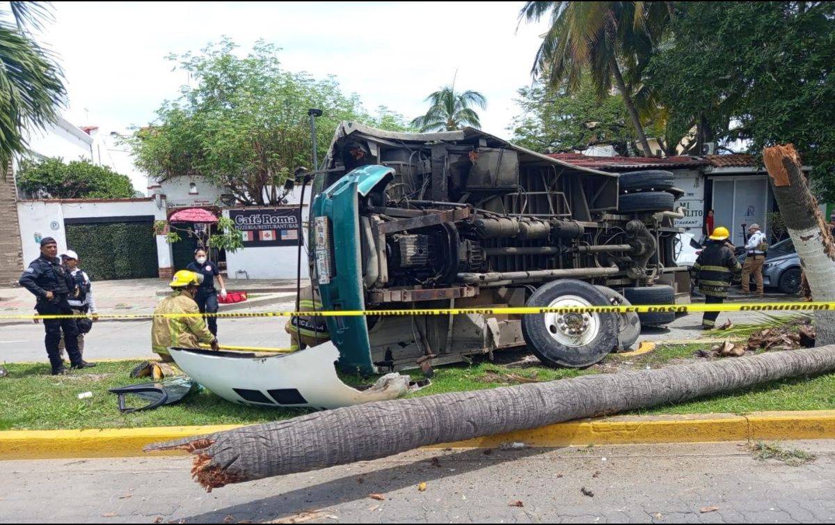 Cuatro pasajeros resultaron ilesos del accidente. ESPECIAL / Protección Civil y Bomberos de Puerto Vallarta