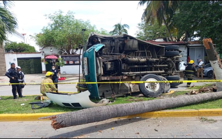 Cuatro pasajeros resultaron ilesos del accidente. ESPECIAL / Protección Civil y Bomberos de Puerto Vallarta