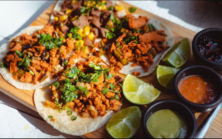 Para vivir una experiencia auténtica, se recomienda acompañar los tacos con bebidas típicas. ESPECIAL