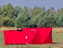 Bomberos aseguran partes de un dron derribado por las autoridades polacas en un lugar en Czosnowka. AP/P. Pyrkosz