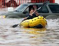 Un gran tramo de Adolf Horn quedó bajo el agua por horas, debido a la fuerte tormenta que cayó la noche del lunes en la zona. El Gobierno del Estado y el de Tlajomulco se han coordinado para atender a los afectados. En la imagen, un ciudadano se desplaza en kayak en el área. AFP/U. Ruiz