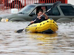 Un gran tramo de Adolf Horn quedó bajo el agua por horas, debido a la fuerte tormenta que cayó la noche del lunes en la zona. El Gobierno del Estado y el de Tlajomulco se han coordinado para atender a los afectados. En la imagen, un ciudadano se desplaza en kayak en el área. AFP/U. Ruiz