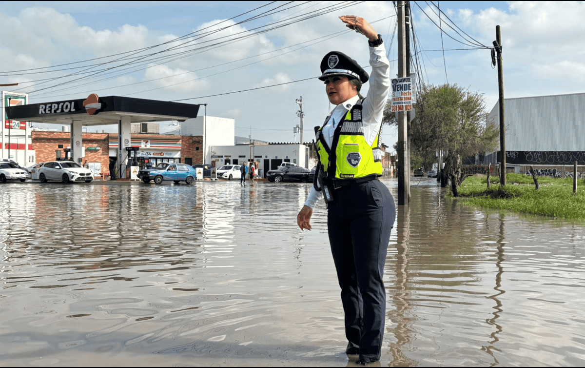 Para liberar la avenida Adolf Horn, personal de los tres niveles de Gobierno acudieron al sitio. ESPECIAL/Policía Vial Jalisco