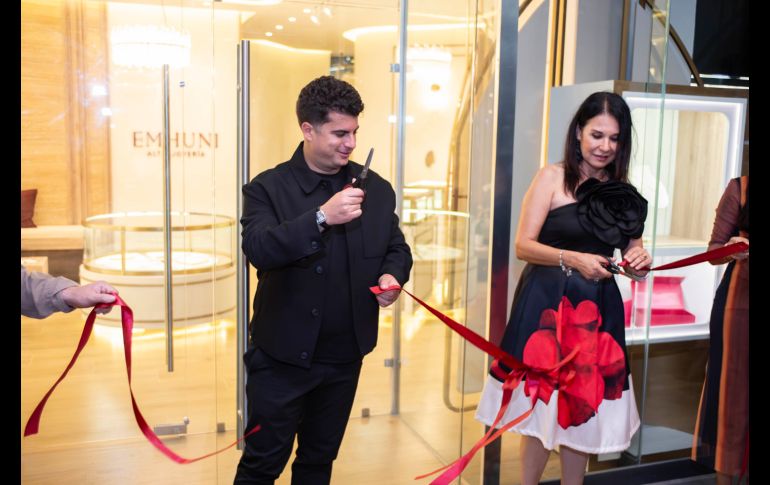 Elliott Trujillo y Karla Camacho en la inauguración de la primera sucursal en México de EMHUNI. GENTE BIEN JALISCO / Revista del 12 de septiembre 2025