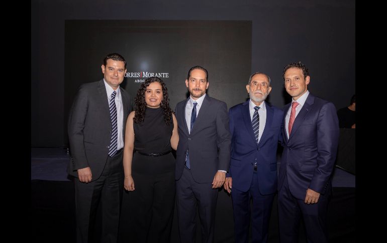 Francisco Pérez, Melissa Vielmas, Jorge Torres, Don Héctor González Schmal y Gustavo Morante en el décimo aniversario de la firma Torres Morante Abogados. GENTE BIEN JALISCO /  Revista del 12 de septiembre 2025