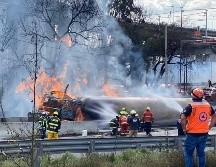 Bomberos, policías y unidades médicas acudieron al lugar de los hechos para controlar el incendio. SUN/V.  Rosas