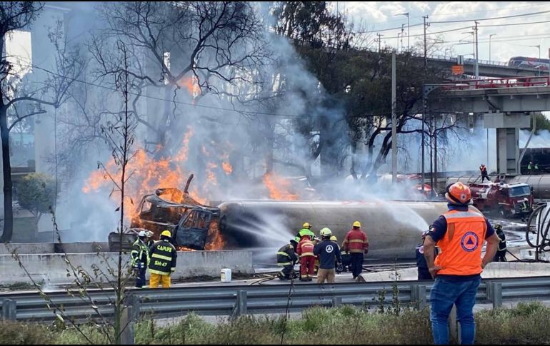 Bomberos, policías y unidades médicas acudieron al lugar de los hechos para controlar el incendio. SUN/V.  Rosas